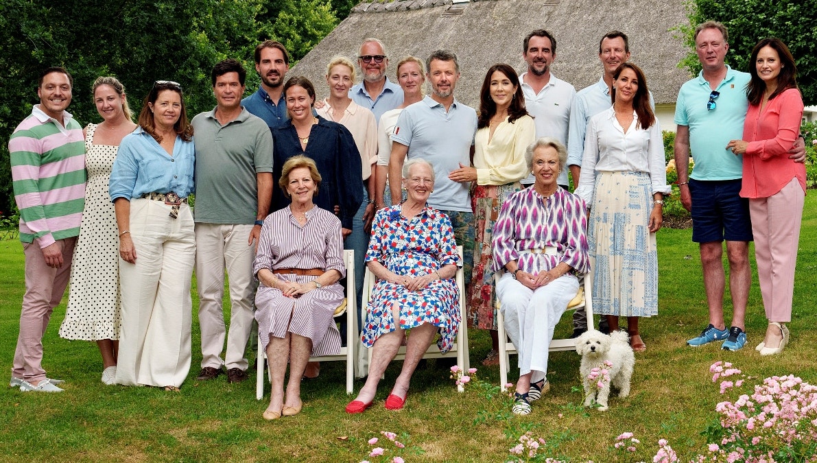 Den kongelige familie samlet på Graasten Slot i sommeren 2022.&nbsp;