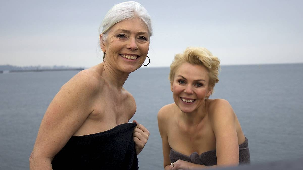 Gun-Britt og Lene Beier hopper nøgne i det kolde Øresund.