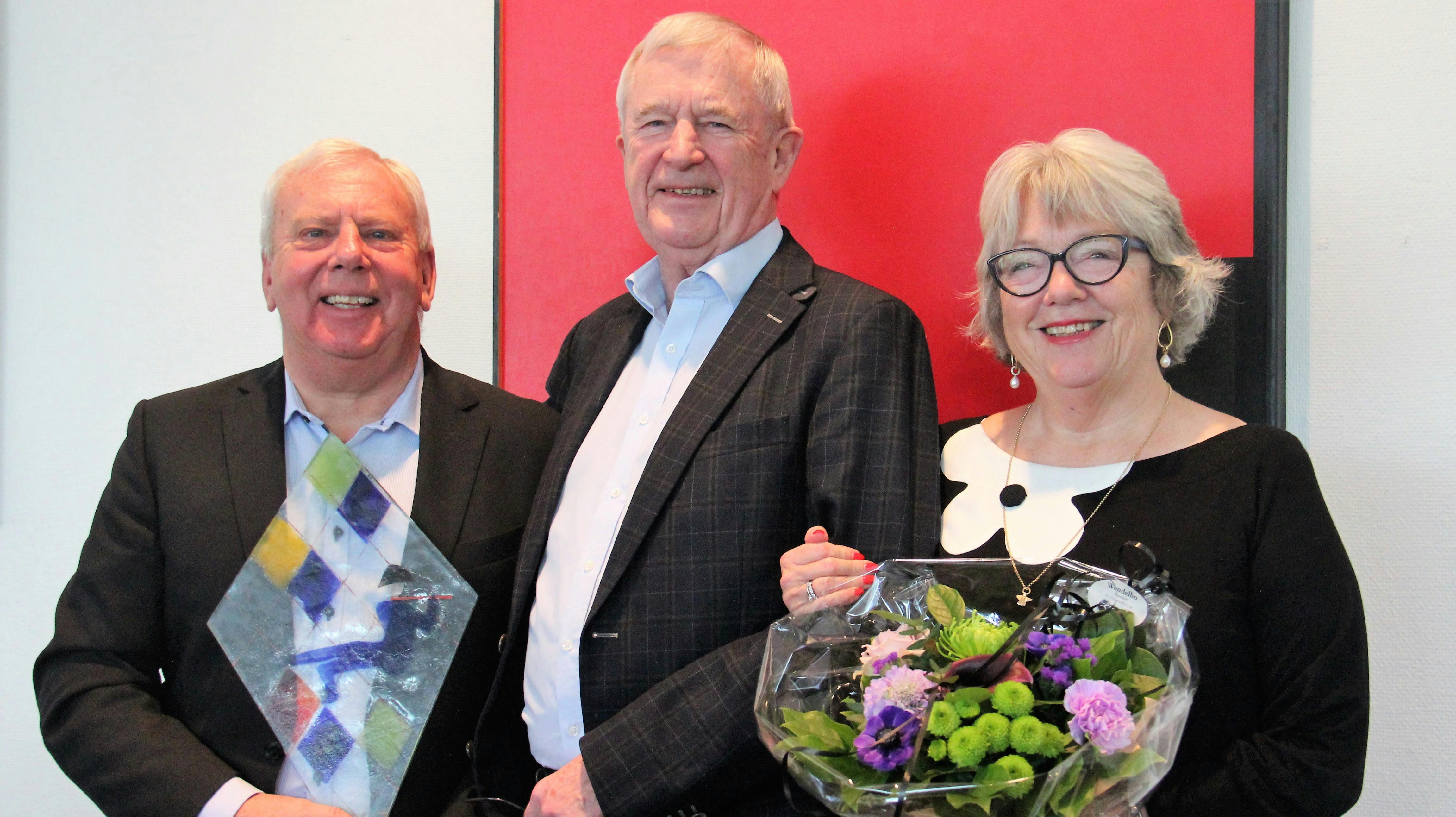 Direktør Ernst Trillingsgaard omgivet af Johnna og Leif Maibom.
