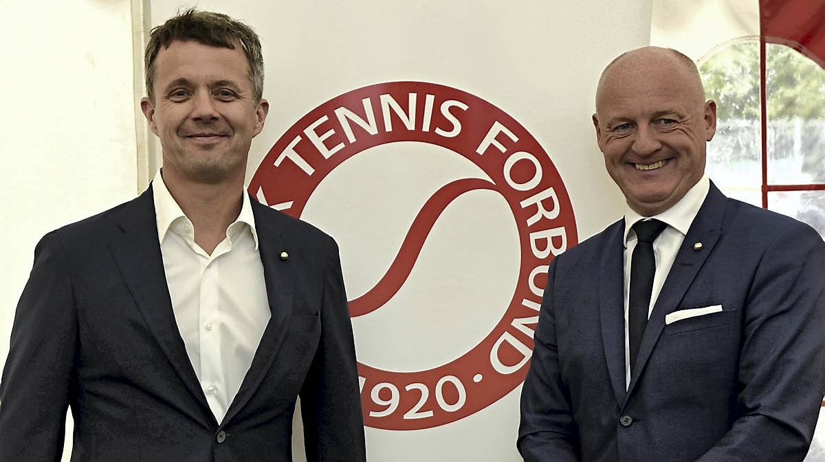 Kronprins Frederik overrrakte medaljer og modtog selv en guldnål hos Dansk Tennis Forbund..