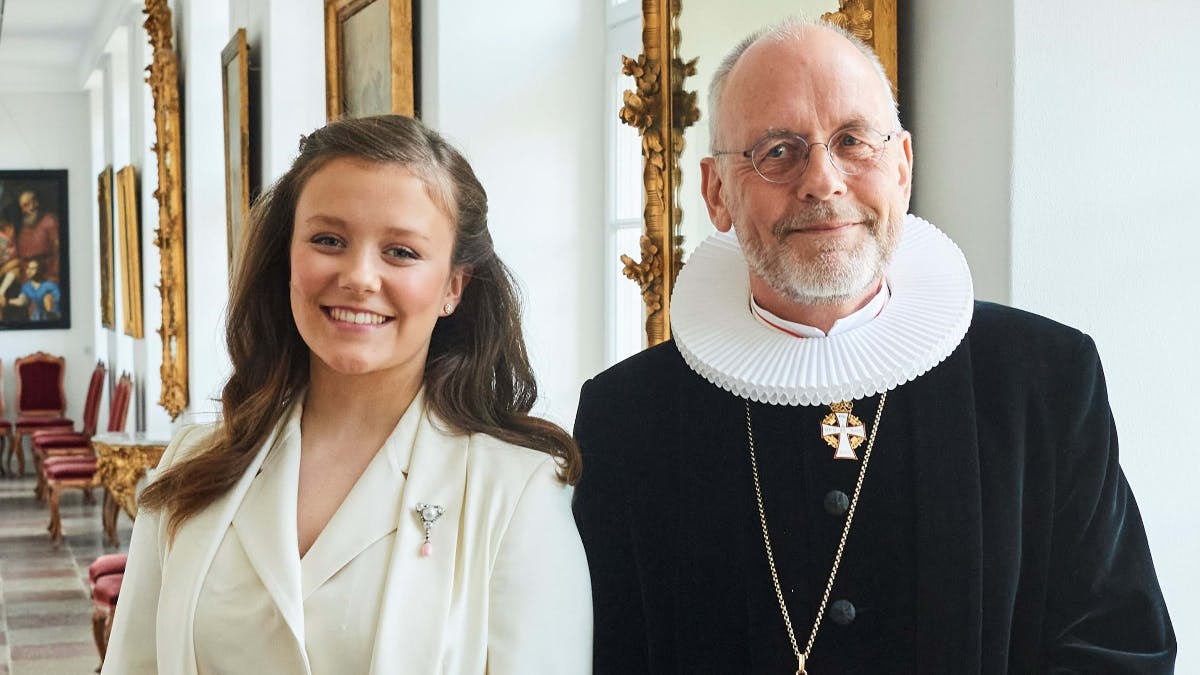 Prinsesse Isabella blev konfirmeret i Fredensborg Slotskirke d. 30. april i år. Her ses hun sammen med kongelig konfessionarius, Henrik Wigh-Poulsen, der konfirmerede prinsessen.