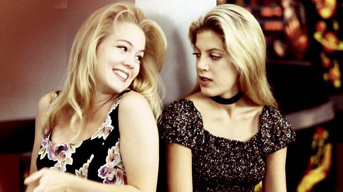 Jennie Garth og Tori Spelling som Kelly Taylor og Donna Martin i "Beverly Hills 90210".