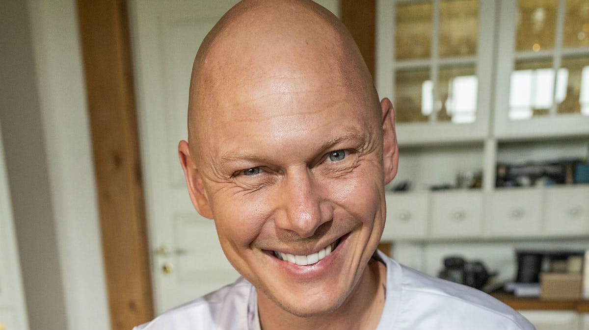 https://imgix.billedbladet.dk/media/article/jim_ny_bog_stor_beskaaret.jpg