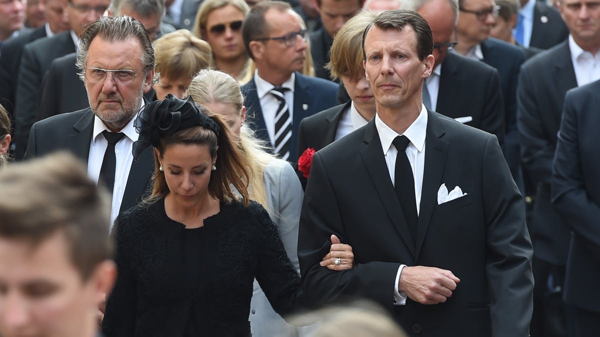Prins Joachim og prinsesse Marie gik med følget gennem byen. 