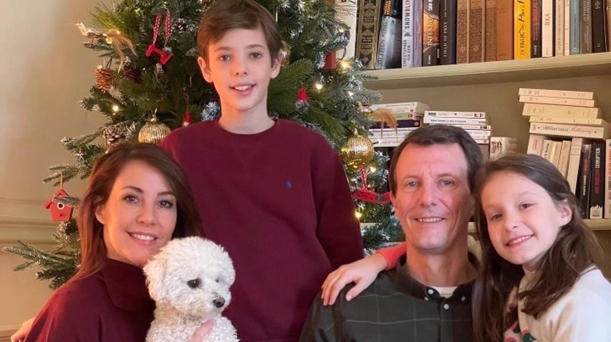 Det fine julebillede af prins Joachim og prinsesse Marie med børnene, prins Henrik og prinsesse Athena, som kongehuset delte dagen før juleaften. 