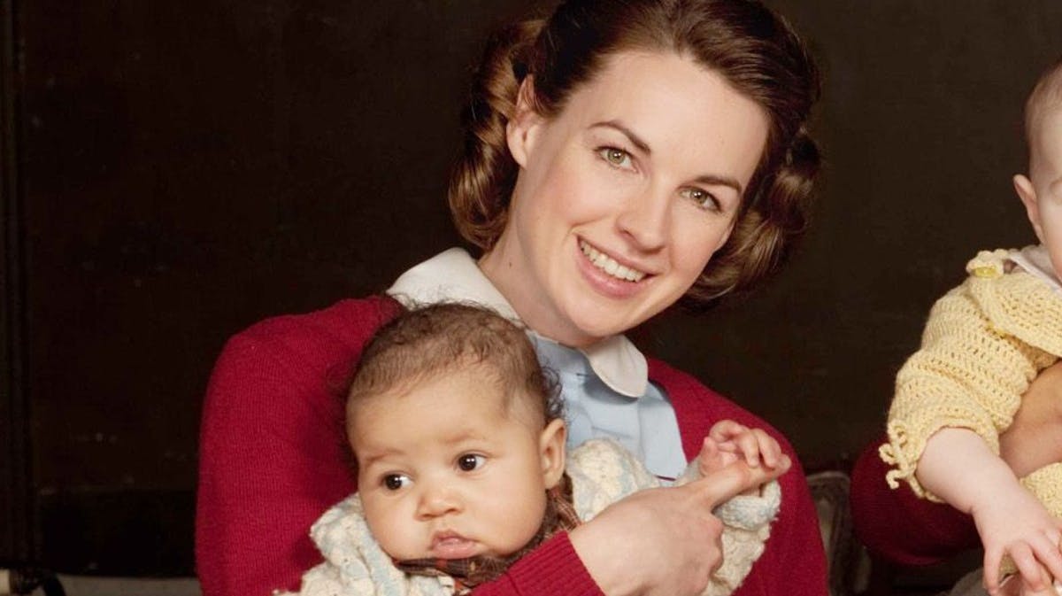 Jessica Raine som Jenny Lee med en af babyerne fra serien.