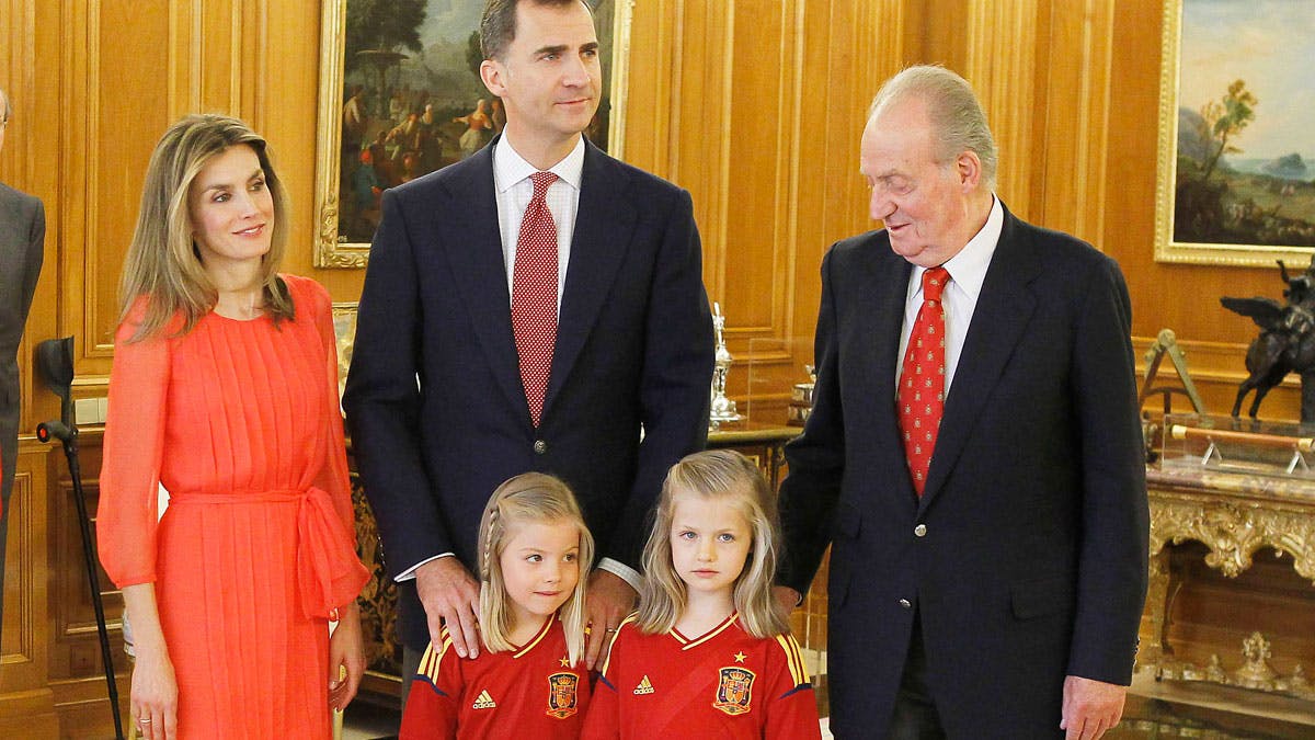 Kong Juan Carlos med sin familie - kronprinsesse Letizia, kronprins Felipe og deres døtre prinsesse Leonor og prinsesse Sofia.