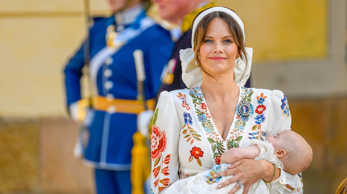 Prinsesse Sofia med prins Julian på armen. 