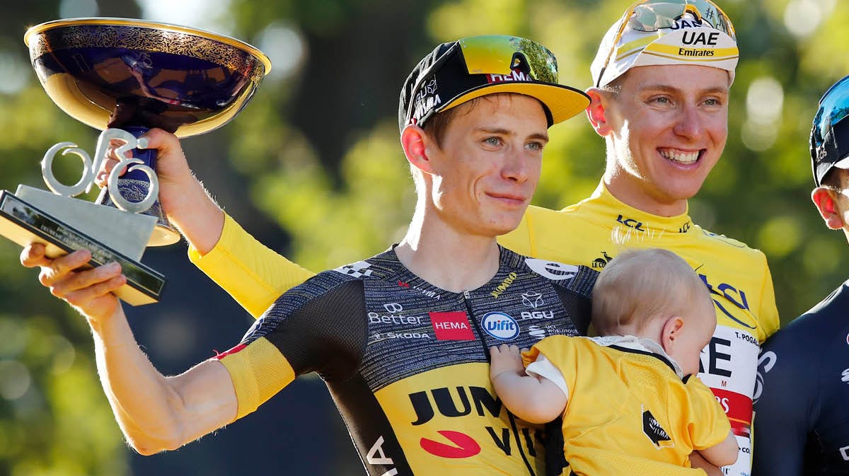 Jonas Vingegaard med datteren Frida på podiet. 