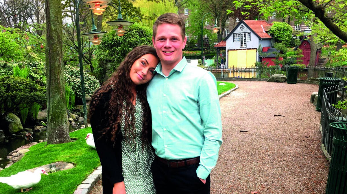 https://imgix.billedbladet.dk/media/article/kaerlighed_hvor_kragerne_vender_henrik_og_anika_privat.jpg