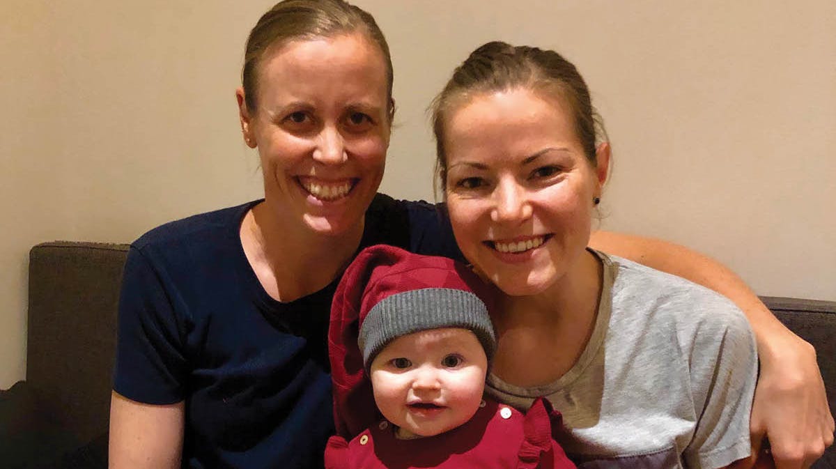 Badmintonstjernerne Kamilla Rytter Juhl og Christinna Pedersen og lille Molly.