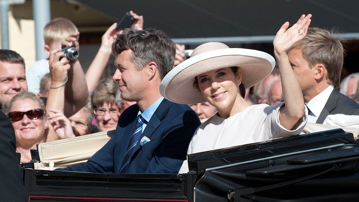Kronprins Frederik og kronprinsesse Mary på karettur i Thisted.