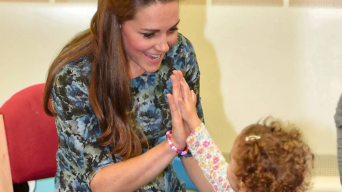 Hertuginde Catherine giver lille pige en high five.
