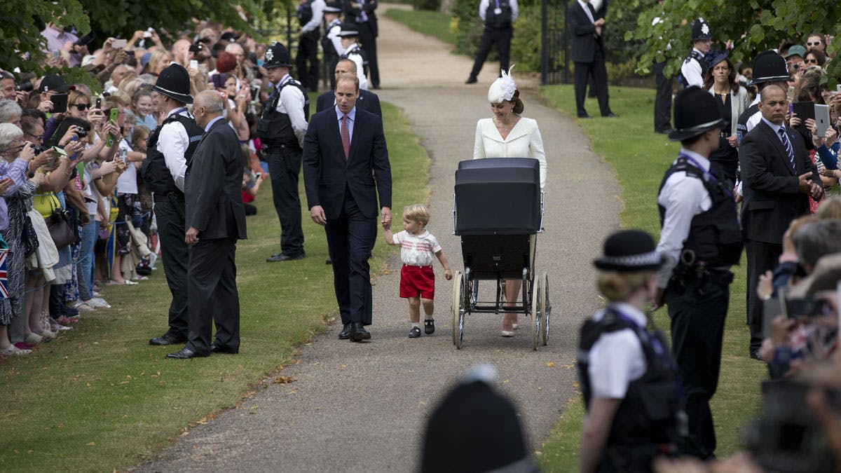 Prins William og hertuginde Catherine sender en hilsen til de mange tusinder, der mødte frem til dåben.
