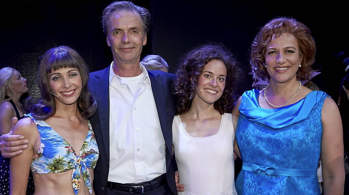 Laura Drasbæk som Lisa Houseman, Christian Mosbæk som Dr. Jake Houseman, Mathilde Norholt som Frances "Baby" Houseman og Nastja Arcel, der er dubleant for Kirsten Norholt, som Marjorie Houseman i "Dirty Dancing - The Musical".