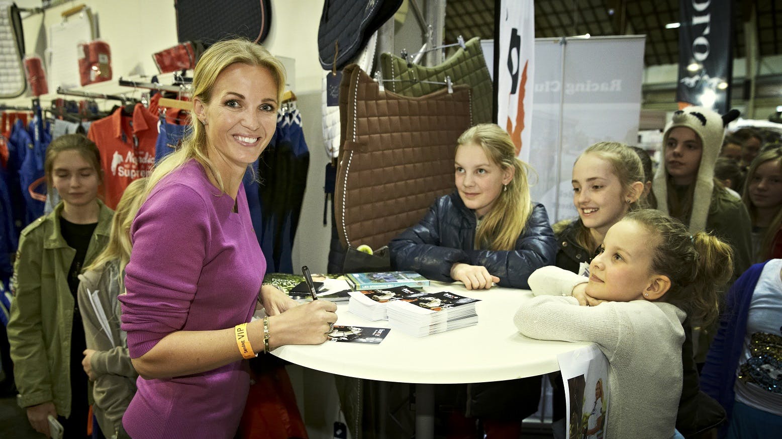 Tina Lund skrev autografer til sine små fans i Herning.