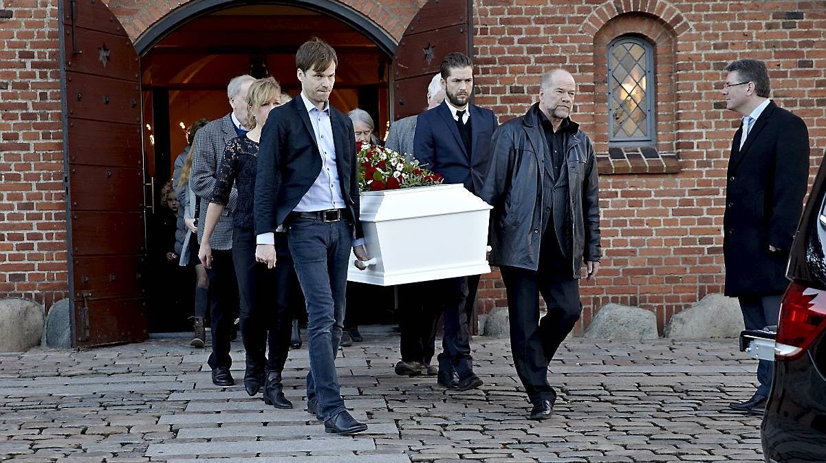 Vera Gebuhr på sin sidste rejse. Efter den smukke bisættelse blev kisten båret ud af Jægersborg kirke-