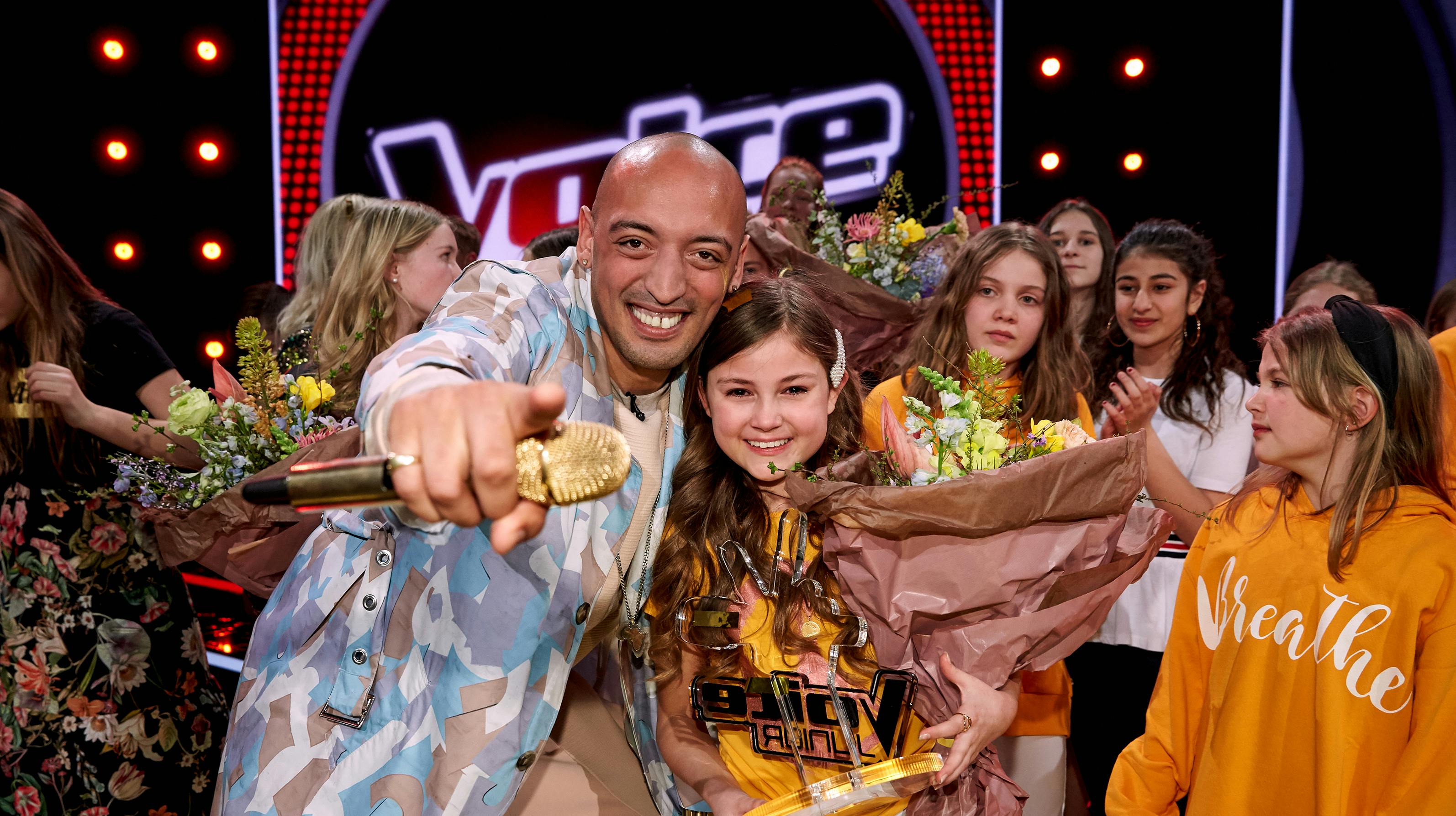 Wafande og Camille blev badet i guldkonfetti under finalen i Voice Junior på Kanal 5.&nbsp;