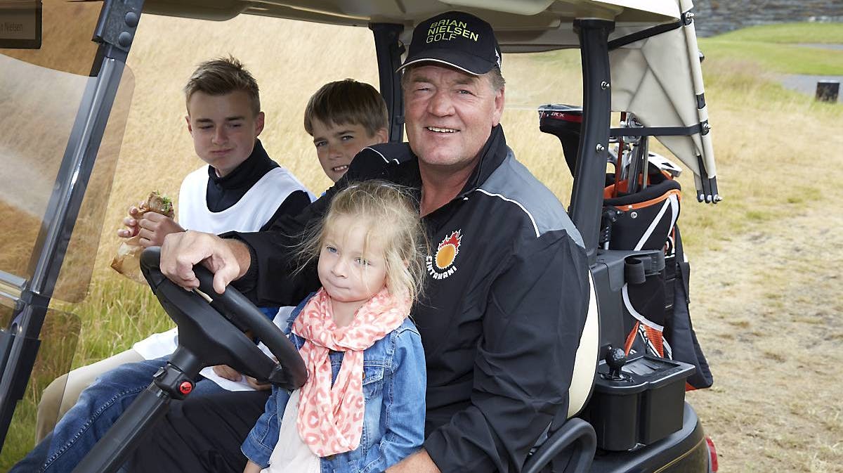 Brian Nielsen havde datteren Mille  på skødet og to caddy'er i baggrunden, mens han sad i golfvognen