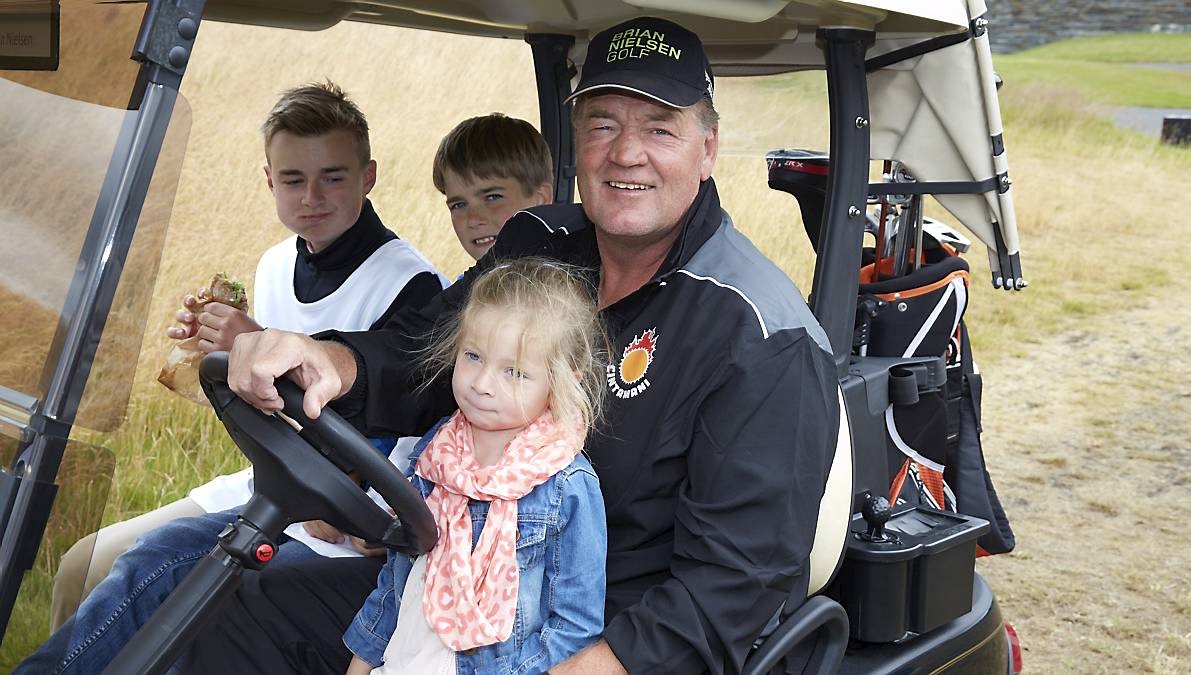 Brian Nielsen havde datteren Mille  på skødet og to caddy'er i baggrunden, mens han sad i golfvognen