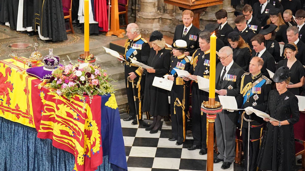 Den kongelige familie i Westminster Abbey til dronning Elizabeths statsbegravelse.&nbsp;