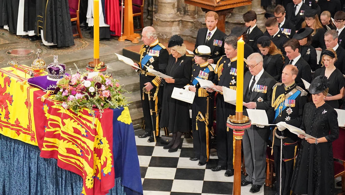 Den kongelige familie i Westminster Abbey til dronning Elizabeths statsbegravelse. 