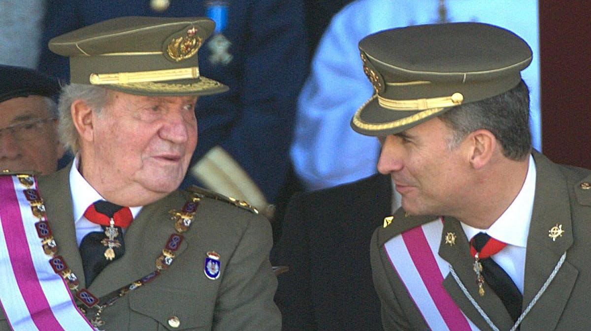 Kong Juan Carlos og sønnen - kronprins Felipe, der snart overtager tronen efter sin far.