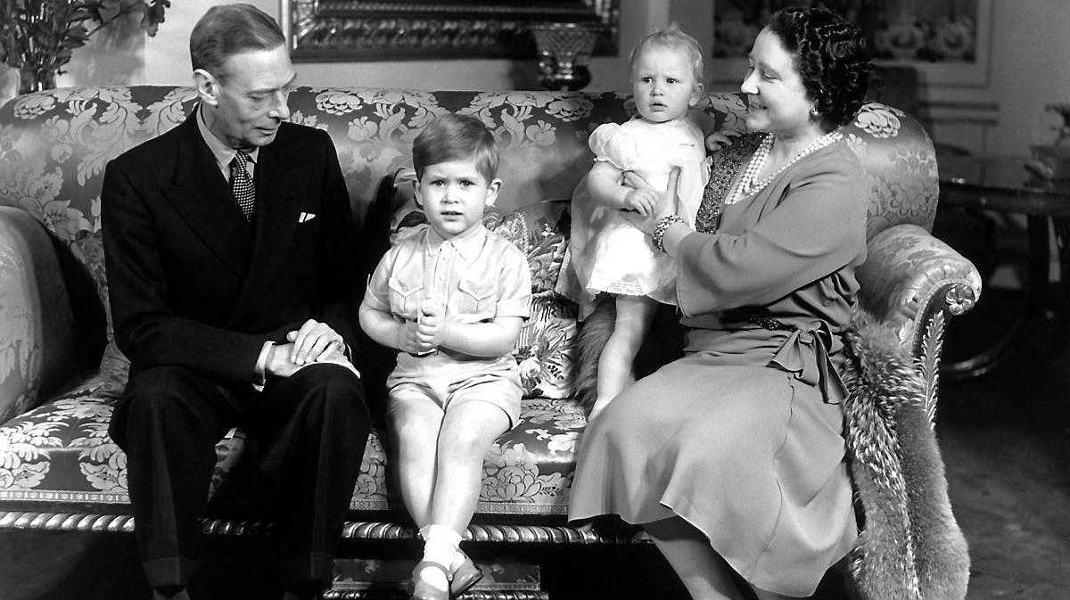 Prins Charles og prinsse Anne sammen med bedsteforældrene i 1951.