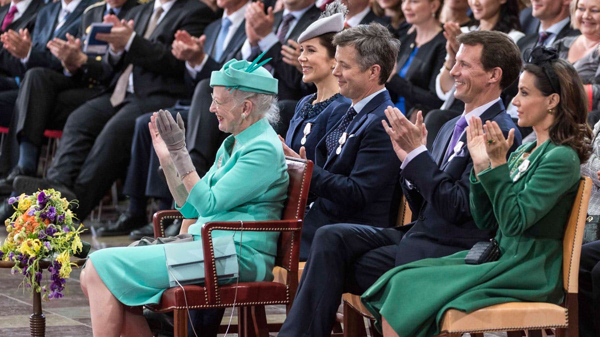 Dronningen fejrer kvinders stemmeret.