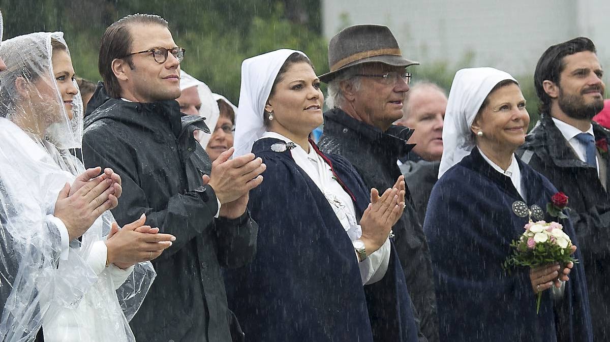 Kongefamilien synger for kronprinsesse Victoria.