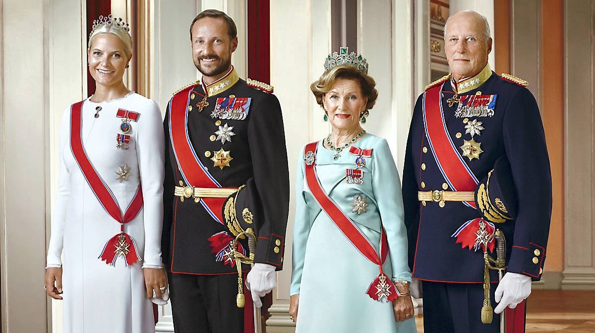 Kronprinsesse Mette-Marit, kronprins Haakon, dronning Sonja og kong Harald af Norge.
