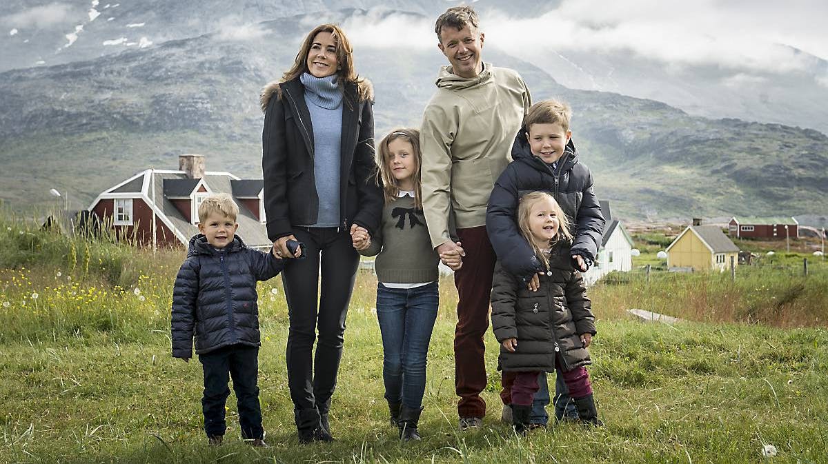 Kronprinsesse Mary og kronprins Frederik med prins Vincent, prinsesse Isabella, prins Christian og prinsesse Josephine.