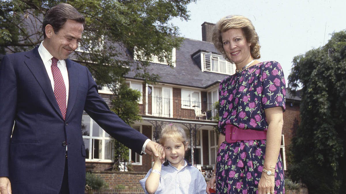 Konstantin og Anne-Marie ved huset i Hampstead med en ung prinsesse Theodora.