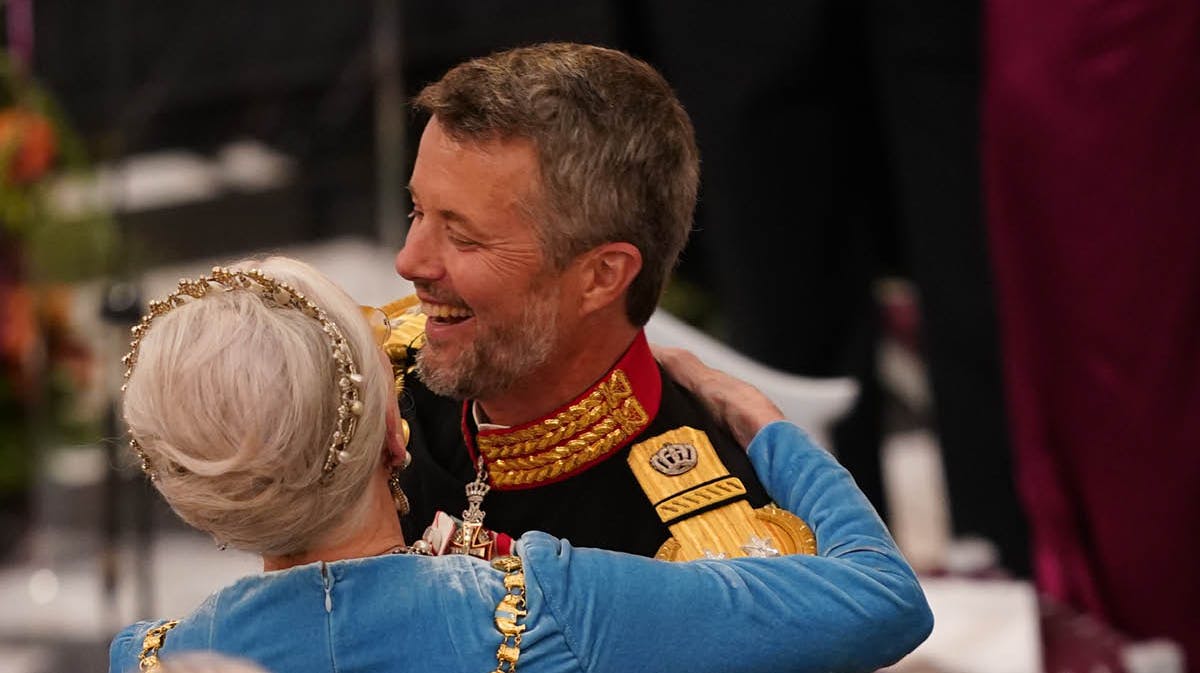 Kronprins Frederik krammer sin mor, dronning Margrethe, efter den flotte tale.&nbsp;