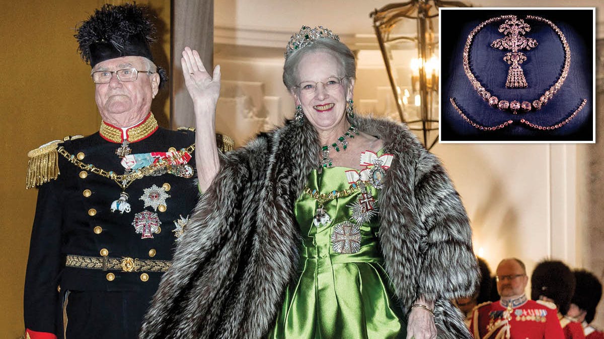 Prins Henrik og dronning Margrethe. Indsat: Et af kronjuvel-garniturerne.