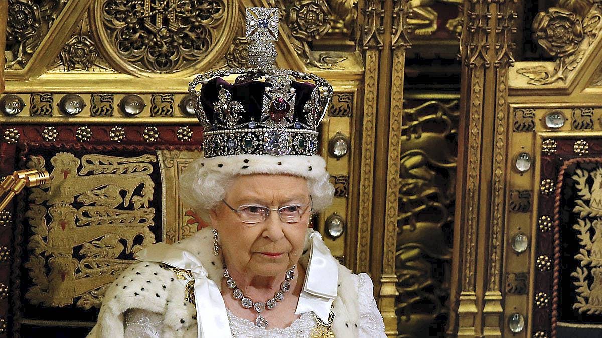 Dronning Elizabeth med &quot;The Imperial State Crown&quot; på hovedet.