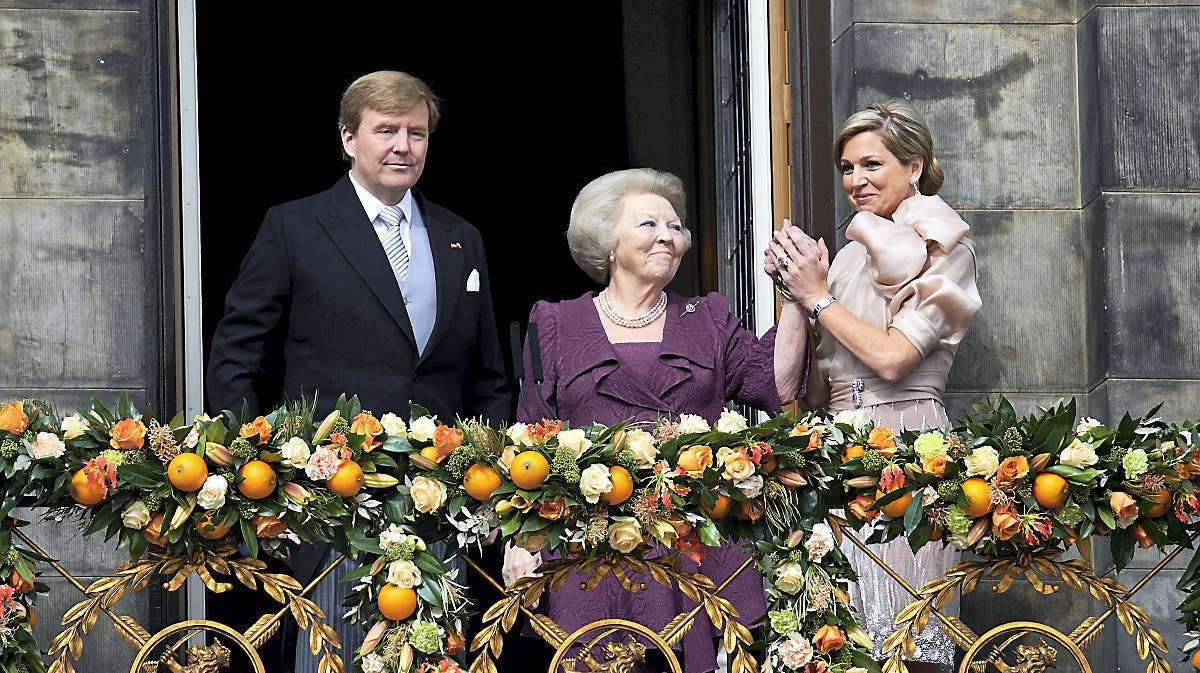 Kong Willem-Alexander, prinsesse Beatrix og dronning Maxima på kroningsdagen 30. april 2013.