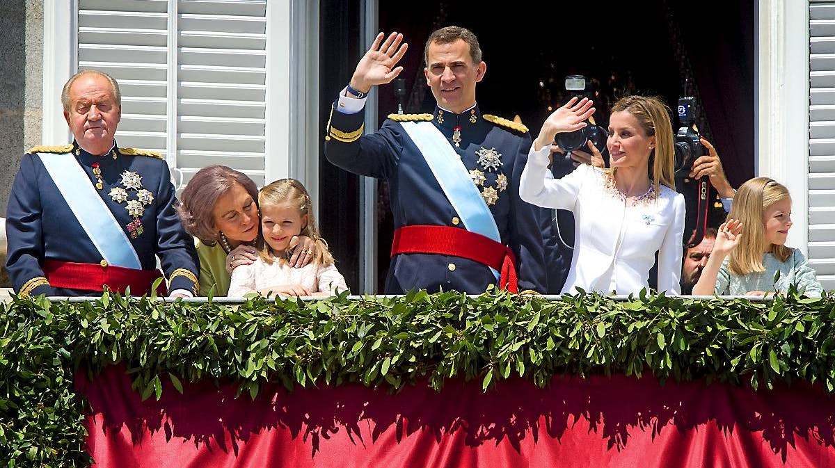 Kong Juan Carlos, dronning Sofia, prinsesse Leonor, kong Felipe, dronning Letizia og prinsesse Sofia på balkonen på det spanske kongeslot i Madrid.