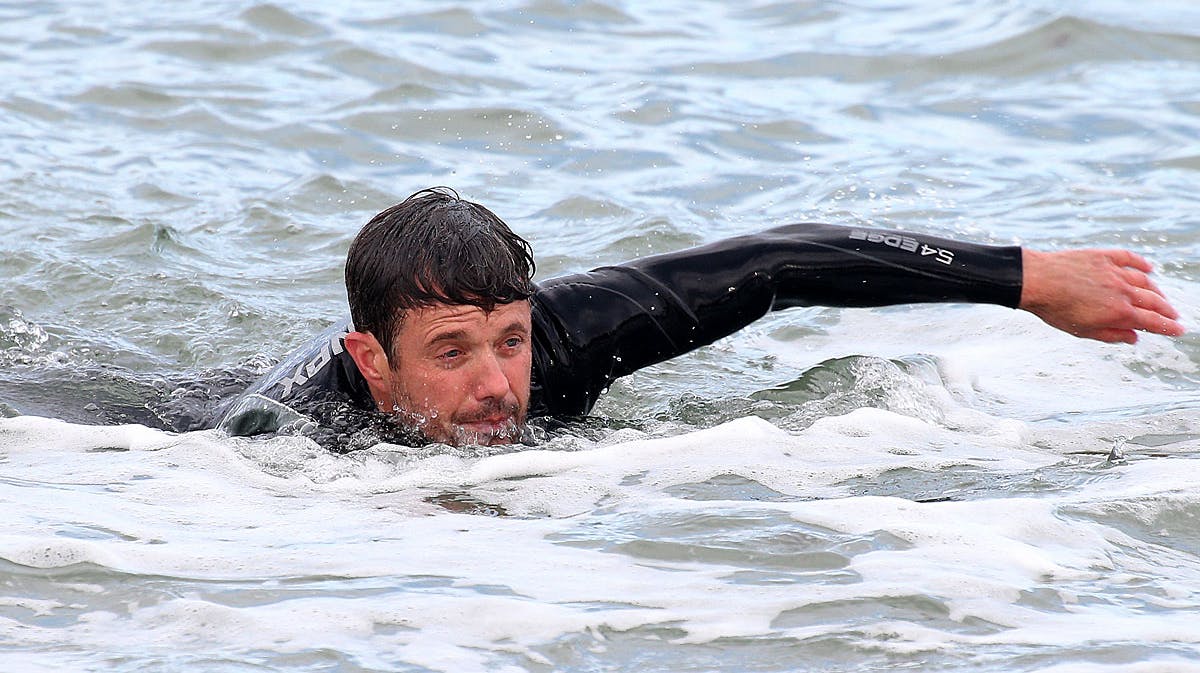 Kronprinsen iklædt våddragt, da han på jetski sejlede ud til windsurferne mellem de meterhøje bølger, hvorefter han svømmede i land, da han som protektor for KIA Cold Hawaii PWA World Cup besøgte Klitmøllers kolde Hawaii i september 2013. 