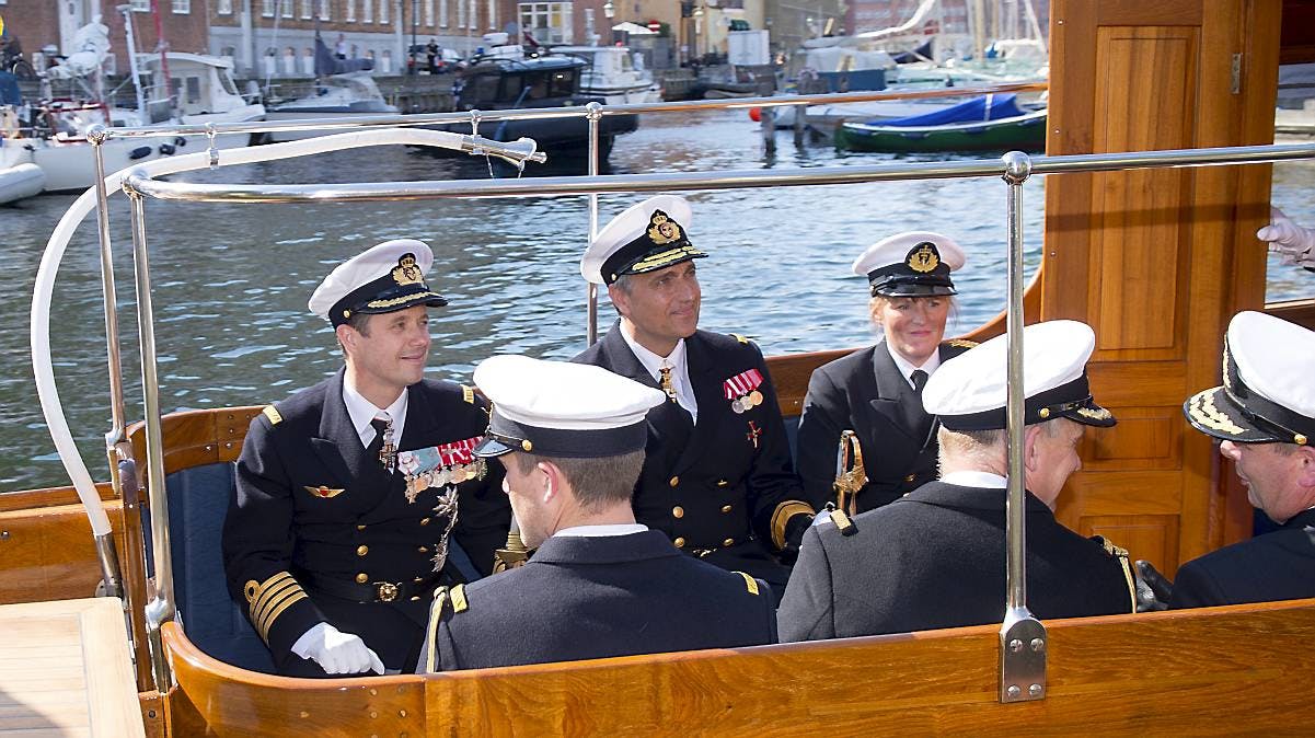 Kronprins Frederik i chalup på vej til Christianshavn.