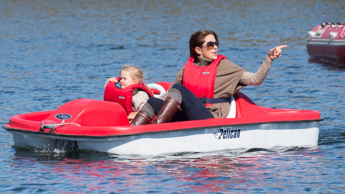 Prinsesse Josephine og kronprinsesse Mary på vandcykel ud for Paamiut.
