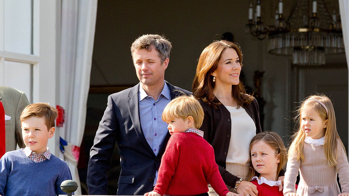 Kronprinsparret med deres fire børn: Prins Christian, prinsesse Isabella, prins Vincent og prinsesse Josephine