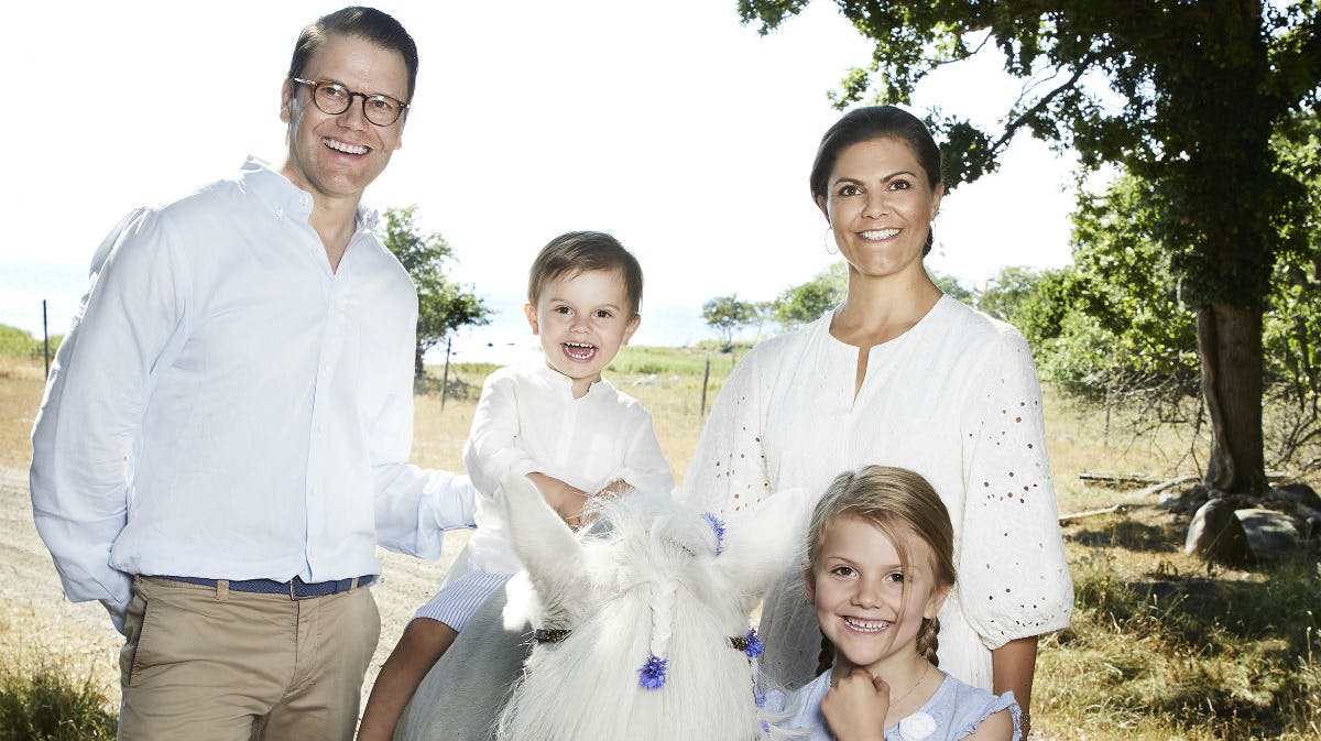 Daniel og Victoria sammen med deres børn, prins Oscar og prinsesse Estelle.&nbsp;