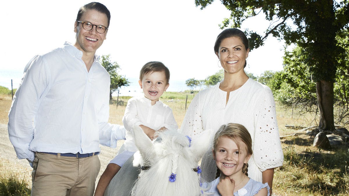 Daniel og Victoria sammen med deres børn, prins Oscar og prinsesse Estelle.&nbsp;