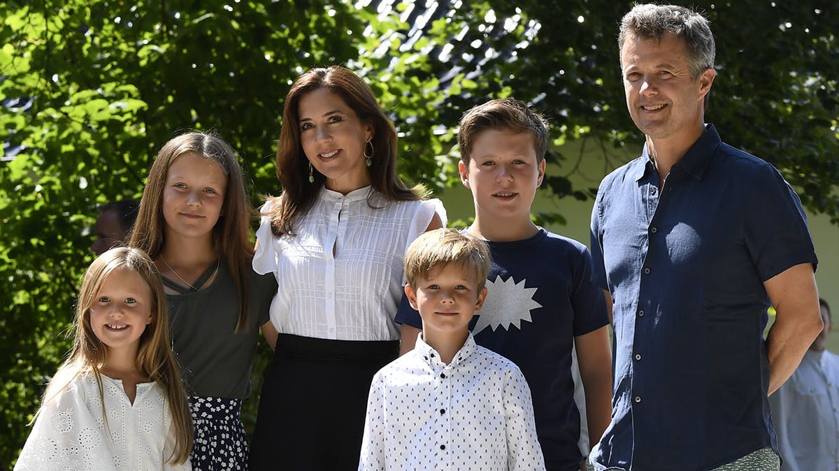 https://imgix.billedbladet.dk/media/article/kronprinsfamilie_hannejuul.jpg