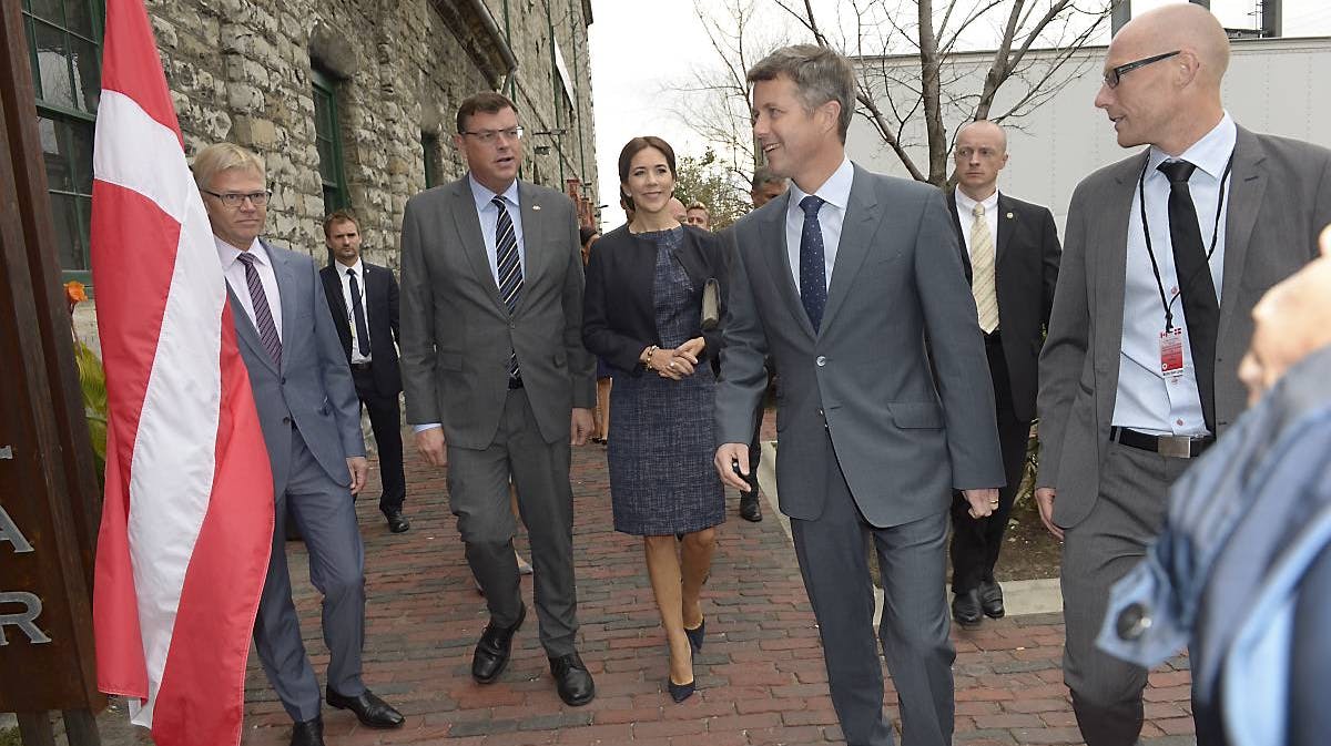 Kronprinsparret ankommer til The Fermenting Cellar sammen med blandt andre handels - og udviklingsminister Mogens Jensen (S).