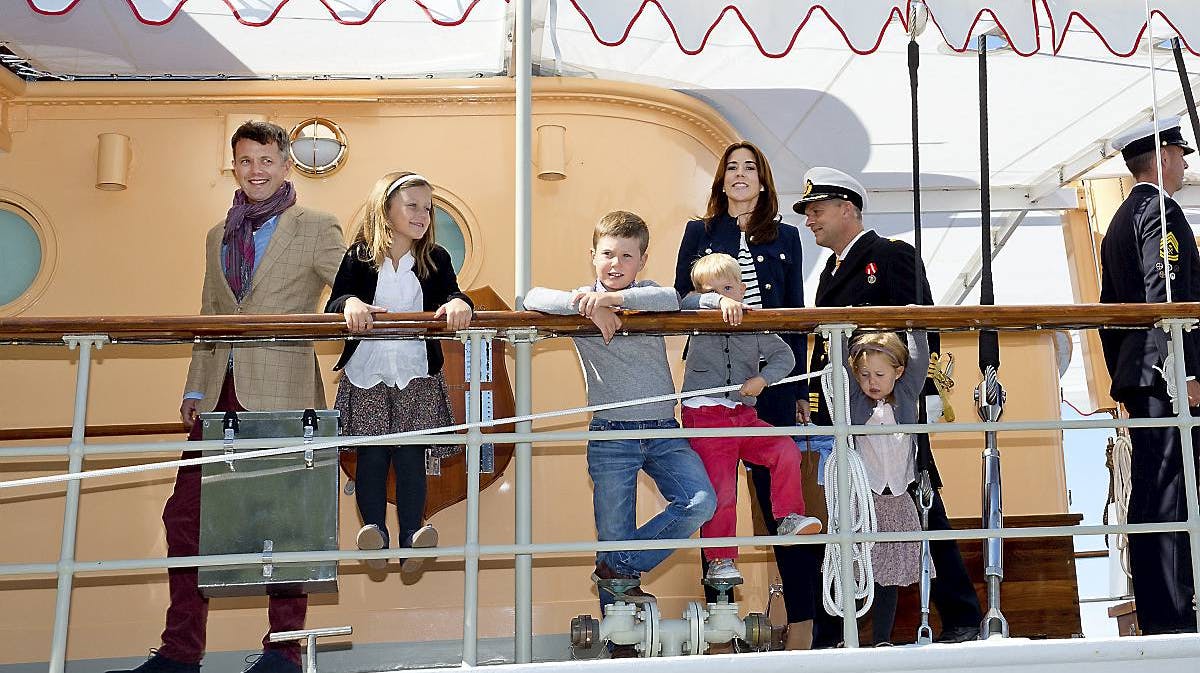 Fra den 31. juli og otte dage frem besøger kronprinsparret og deres fire børn Grønland ombord på kongeskibet Dannebrog.