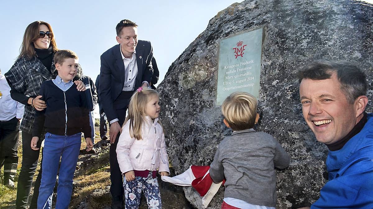 Kronprinsparret og deres fire børn besøger Qeqertarsuatsiaat i Grønland.
