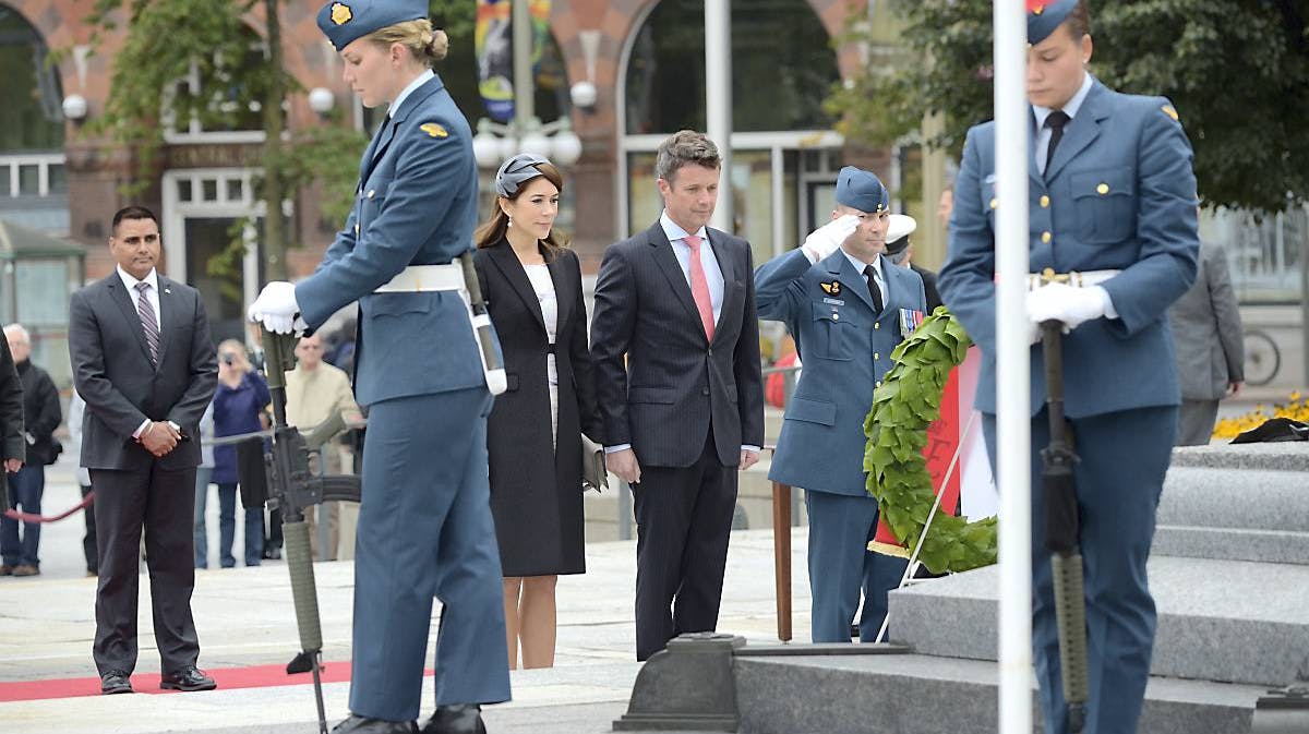 Kronprins Frederik og kronprinsesse Mary besøger National War Memorial i Ottawa, Canada.
