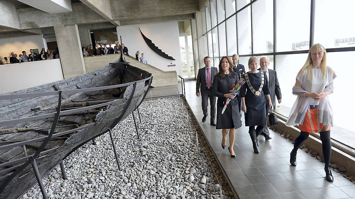 Kronprinsesse Mary besøger Vikingeskibsmuseet.